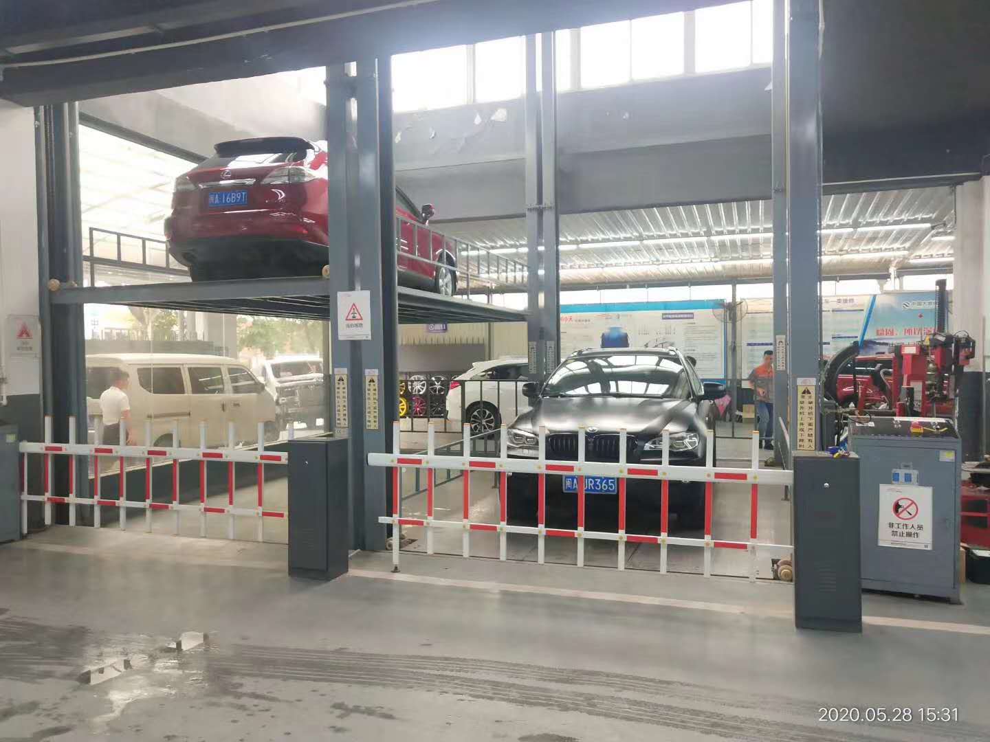 What should be paid attention to when using the car lift platform
