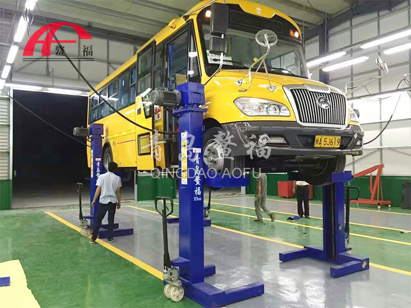 School bus maintenance lift case (10 tons)